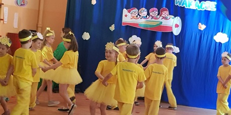 Zakończenie roku szkolnego- pożegnanie "Słoneczek" z przedszkolem