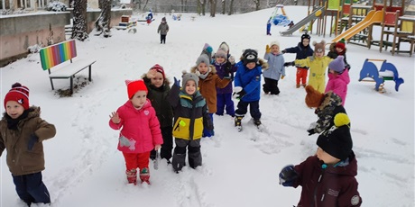 Powiększ grafikę: Przedszkolaki kochają zimę