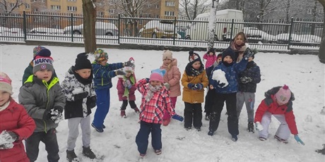 Powiększ grafikę: Przedszkolaki kochają zimę