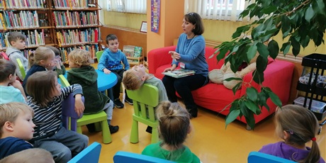 Powiększ grafikę: Przedszkolaki w bibliotece