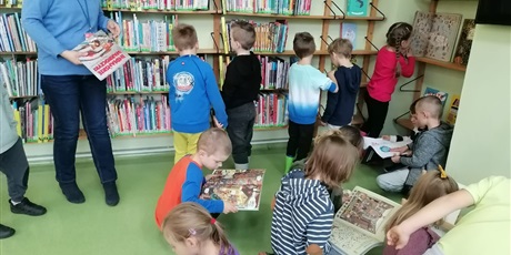 Powiększ grafikę: Przedszkolaki w bibliotece
